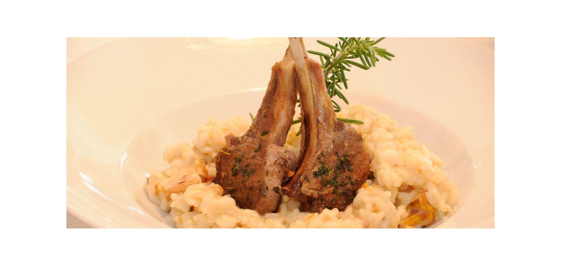 Risotto Carnaroli ai finferli con costolette d’agnello alla griglia