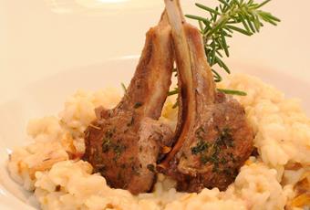 Risotto Carnaroli ai finferli con costolette d’agnello alla griglia
