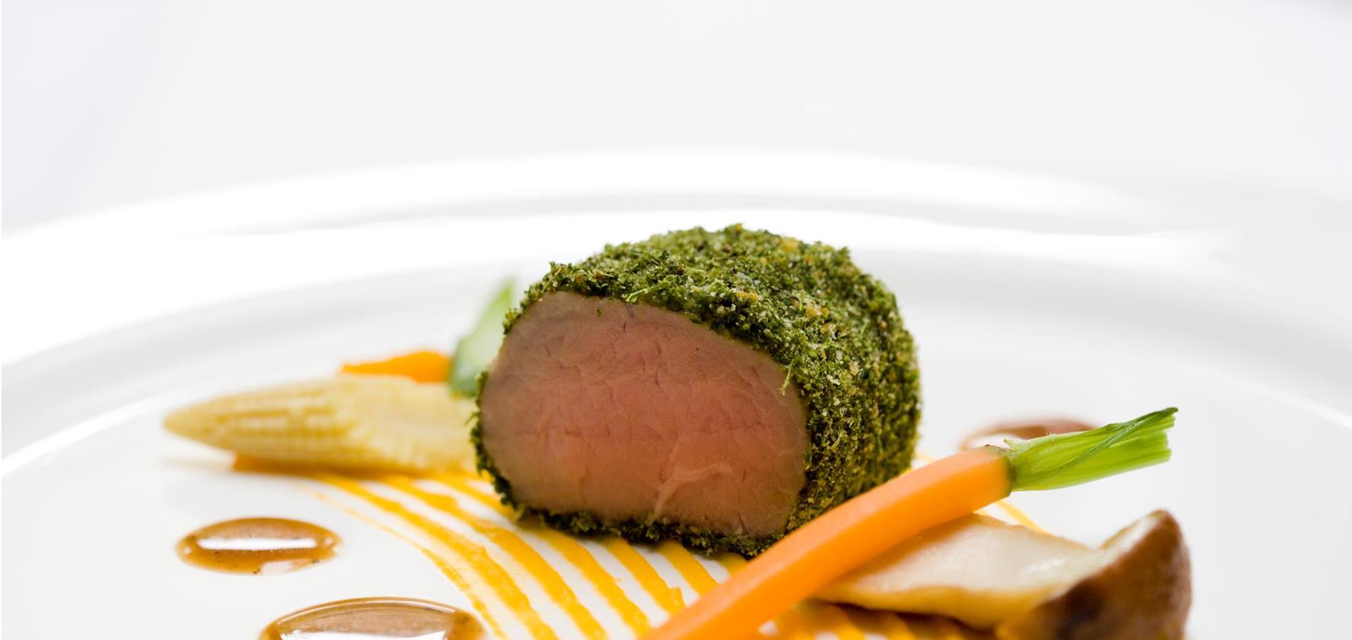 Filetto di vitello in crosta di erbe Vitalpina con verdure
