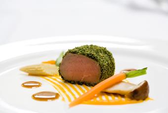 Filetto di vitello in crosta di erbe Vitalpina con verdure