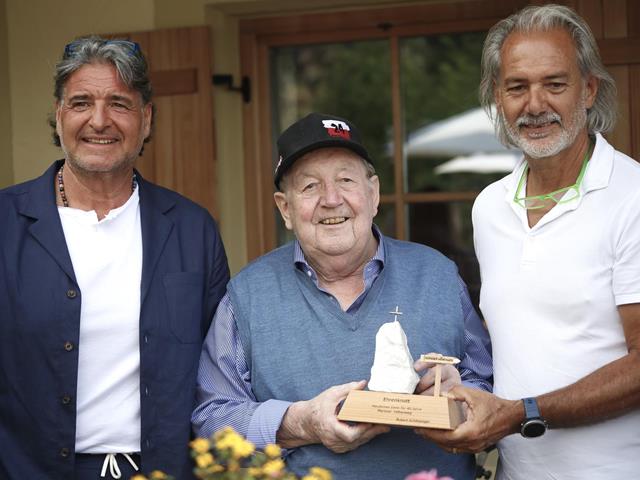 40-jahre-meraner-ho-henweg-ehrenknott-fu-r-initiator-robert-scho-nweger-mitte-mit-klaus-mair-l-i-b-tv-pra-sident-dorf-tirol-und-thomas-knoll-mgm-foto-karin-thaler