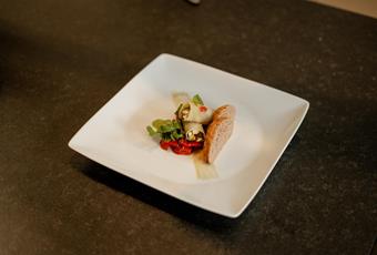 Cannelloni di cavolo rapa con ragù fresco di pomodoro e rucola