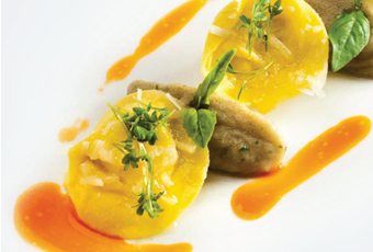 Tortelloni con ricotta di bufala, melanzane al forno e sciroppo di peperoni