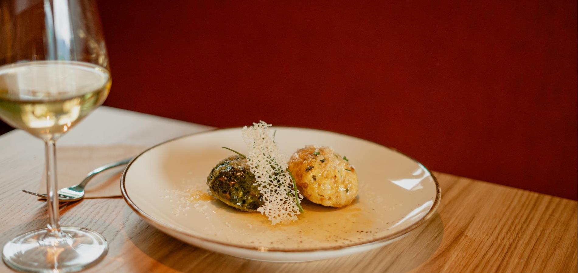 Kasnocken e canederli agli spinaci con erba cipollina e burro alla salvia