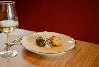 Kasnocken e canederli agli spinaci con erba cipollina e burro alla salvia