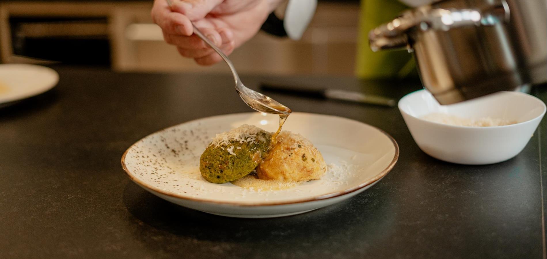 Kasnocken e canederli agli spinaci con erba cipollina e burro alla salvia