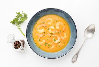 Zuppa di patate con gamberi
