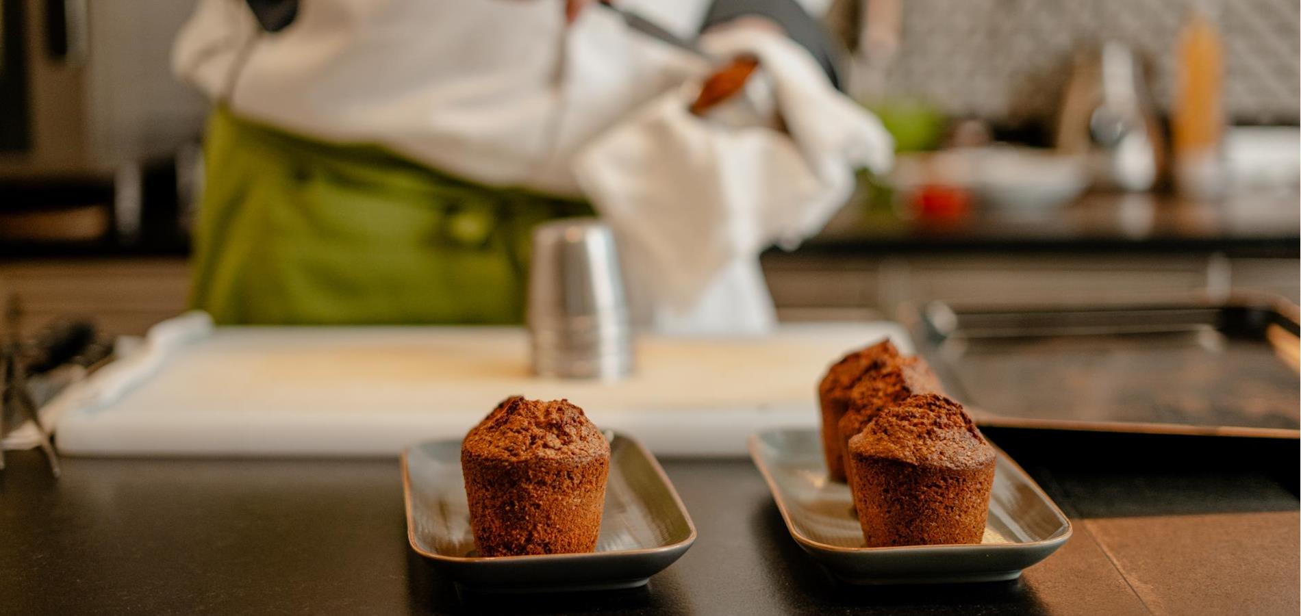 Tortino ai semi di papavero e noci con composta di mele e delicata spuma di mele
