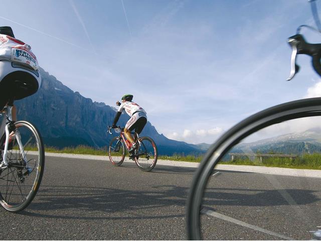 Auf dem Rennrad der Straße entlang auf die Alpenpässe.