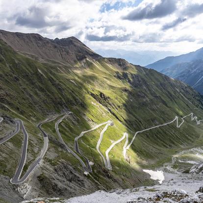 Stilfser Joch - Serpentinen auf der Passstraße des Stilfser Jochs im Ortlergebiet von Südtirol in Italien