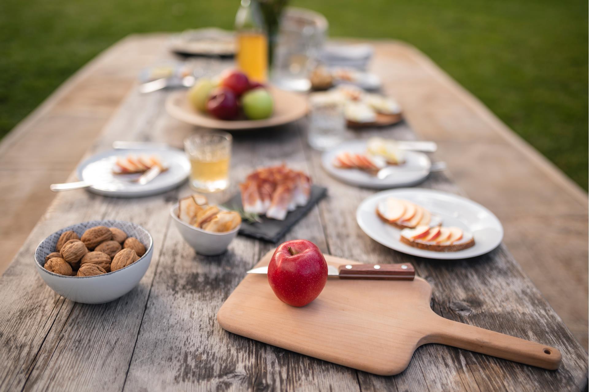 holzbank-produkte-apfel-nuss-marend-picknick-tg-naturns-idm-suedtirol-patrick-schwienbacher