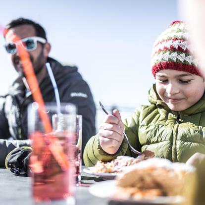 Mangiare-e-bere-gusto-famiglia-inverno-Avelengo-Verano-Merano2000-mk