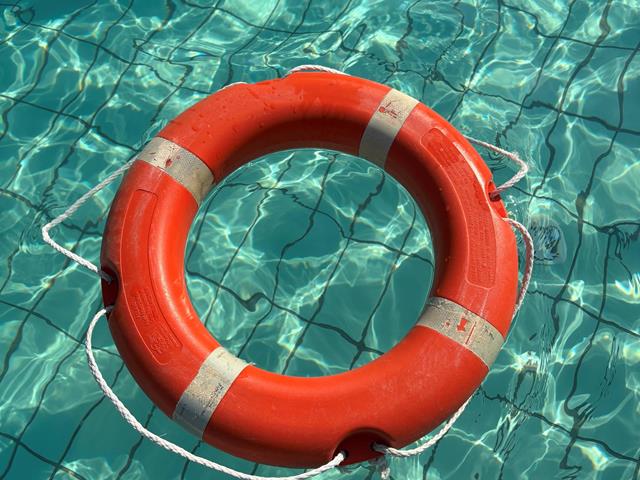 erlebnistherme-schwimmbad-rettungsring-elt-jpg