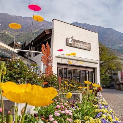 Contact & Opening hours