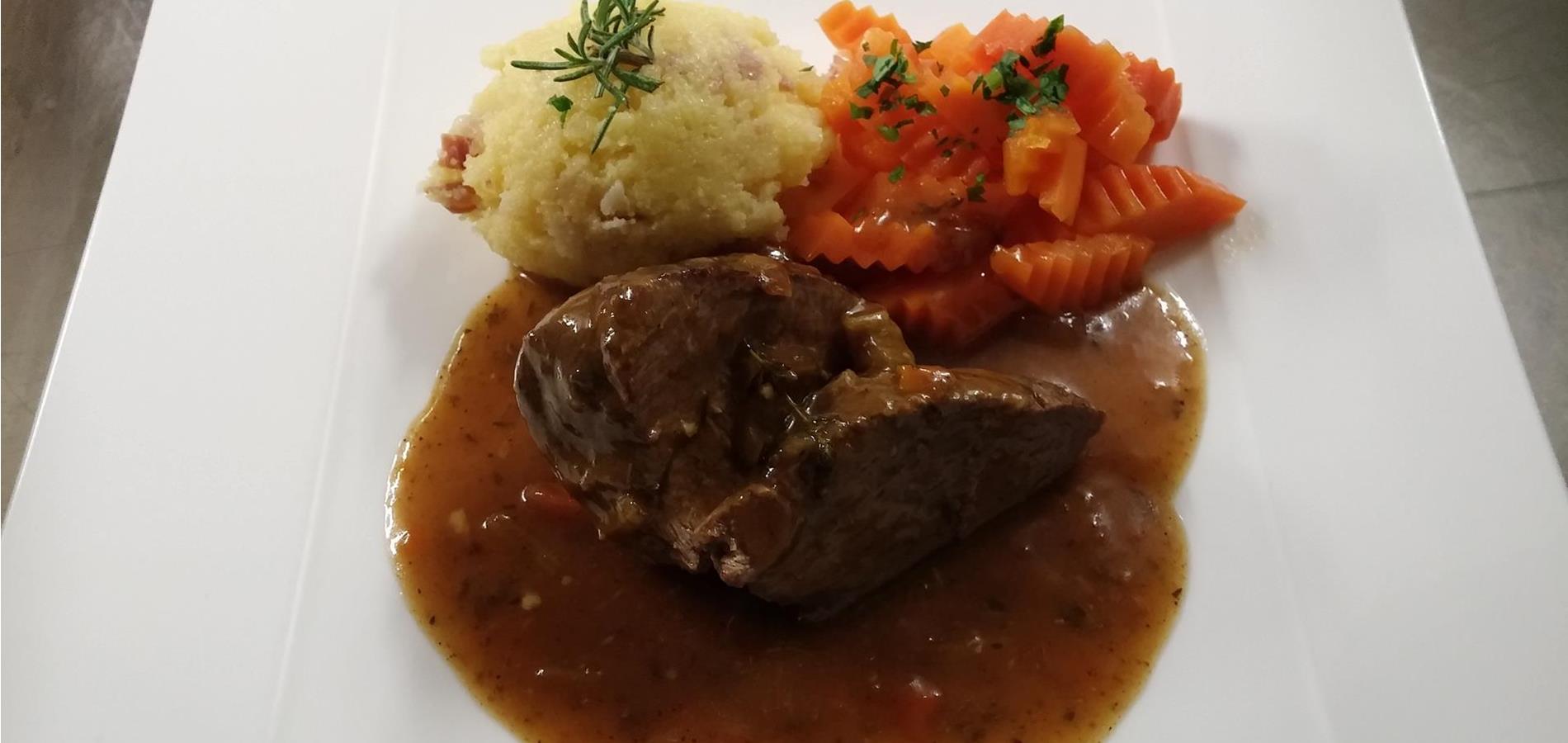 Guance di manzo con polenta allo speck e carote alla vaniglia