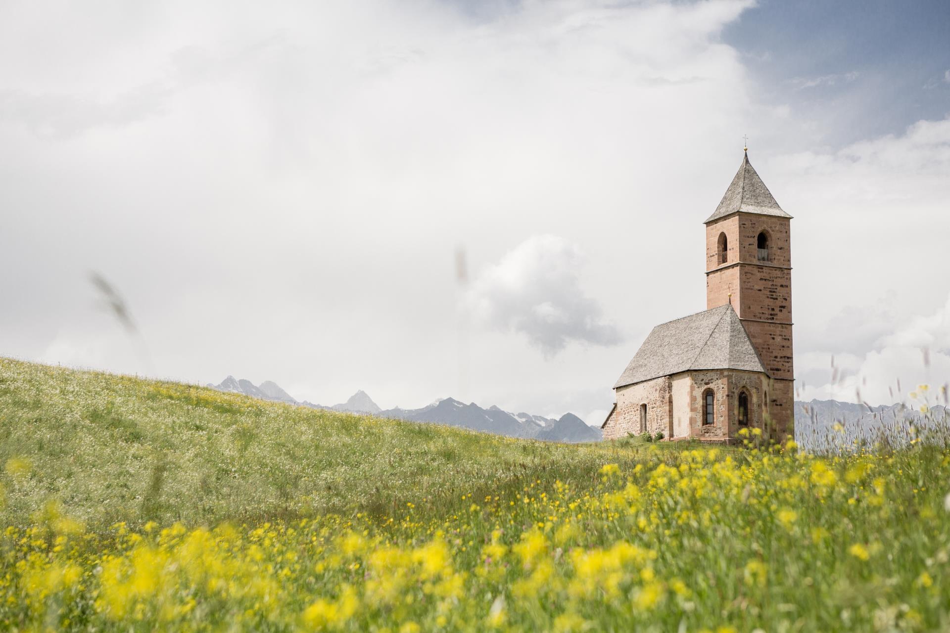 Sehenswürdigkeit-St.-Kathrein-Wiese-Hafling-Voeran-Meran2000-as