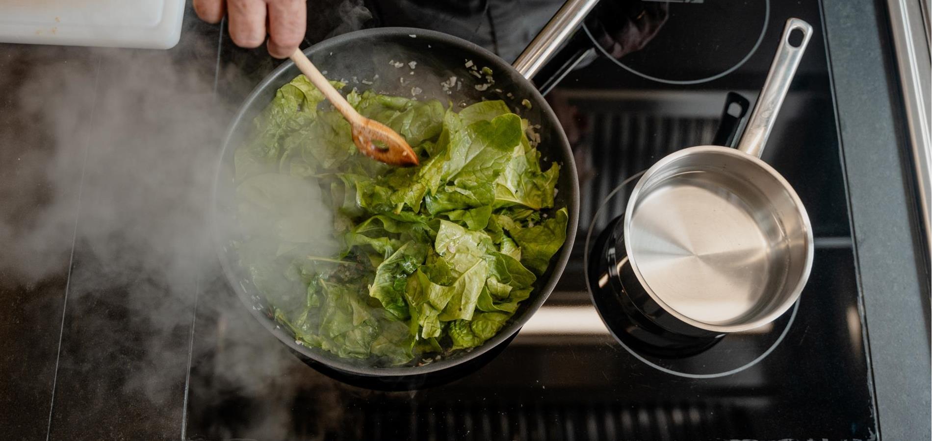 Kasnocken e canederli agli spinaci con erba cipollina e burro alla salvia