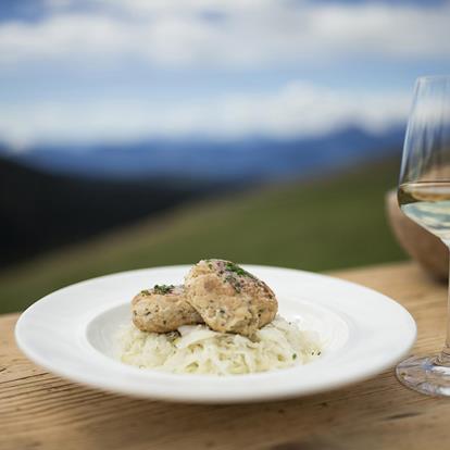 Canederli, vino e vista panoramica ad Avelengo, Verano e Merano 2000