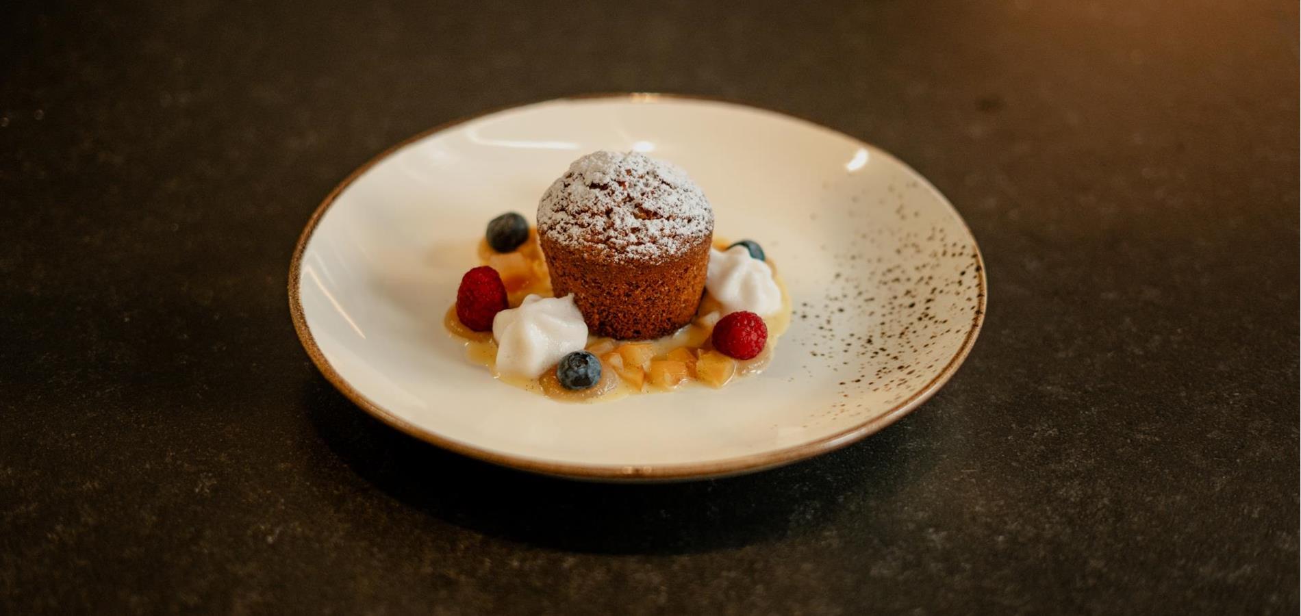 Tortino ai semi di papavero e noci con composta di mele e delicata spuma di mele