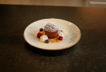 Tortino ai semi di papavero e noci con composta di mele e delicata spuma di mele