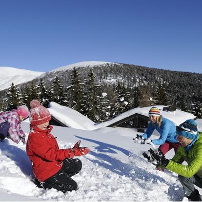 Una battaglia a palle di neve con la famiglia ad Avelengo, Verano e Merano 2000