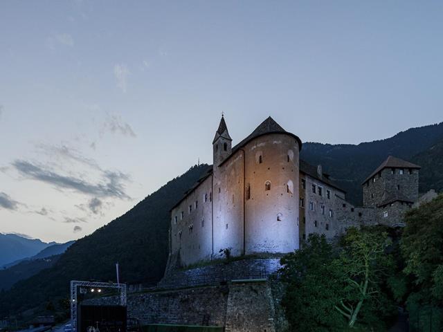 schlossfstspiele-die-auffuehrugen-finden-in-der-vorburg-von-schloss-tirol-statt