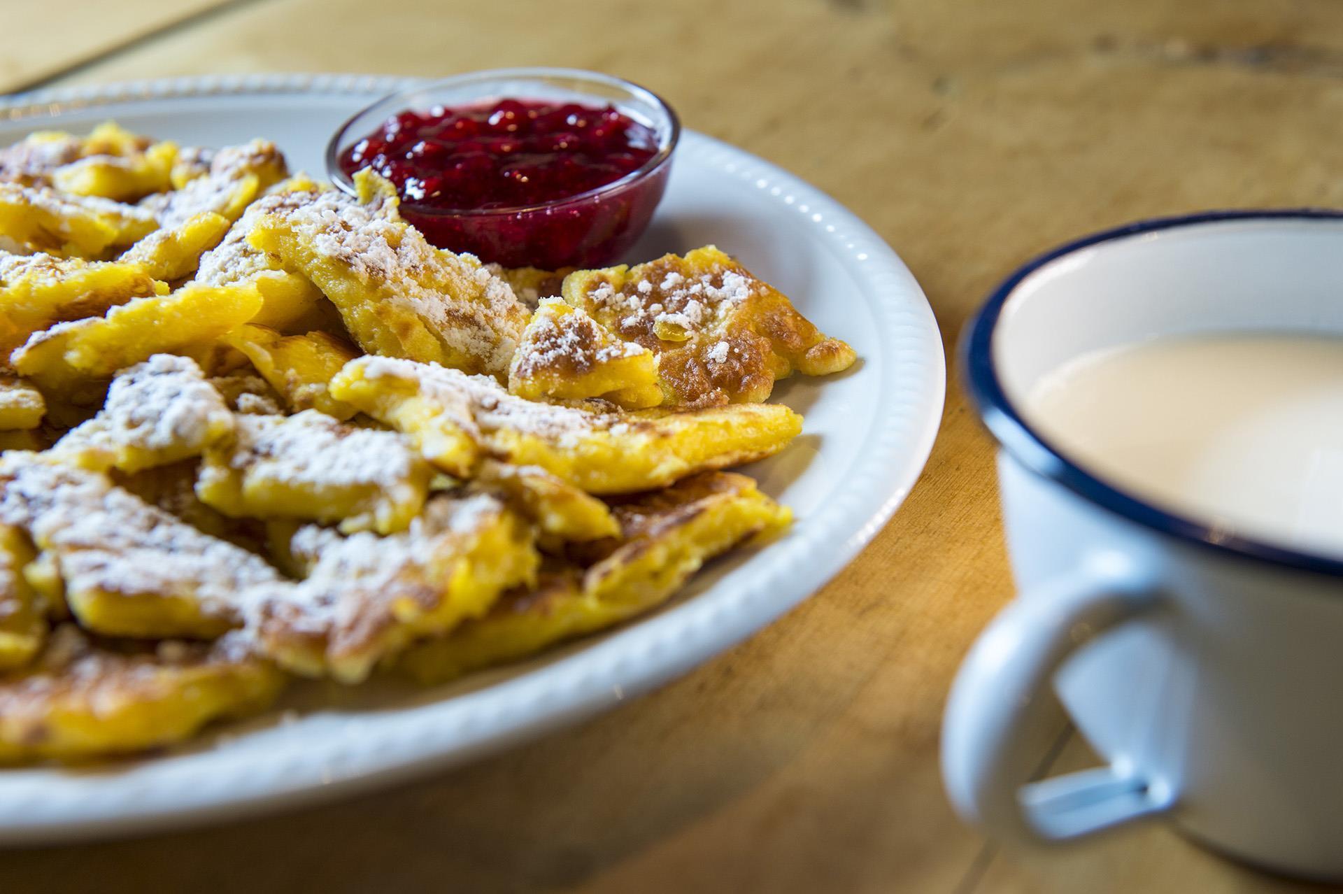 Der Kaiserschmarrn ist auf vielen Speisekarten der Gasthöfe und Hütten in Hafling, Vöran und Meran 2000 zu finden