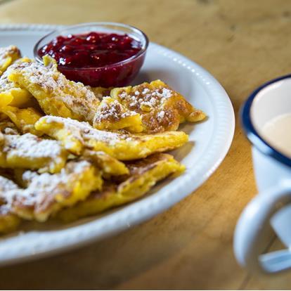 Der Kaiserschmarrn ist auf vielen Speisekarten der Gasthöfe und Hütten in Hafling, Vöran und Meran 2000 zu finden