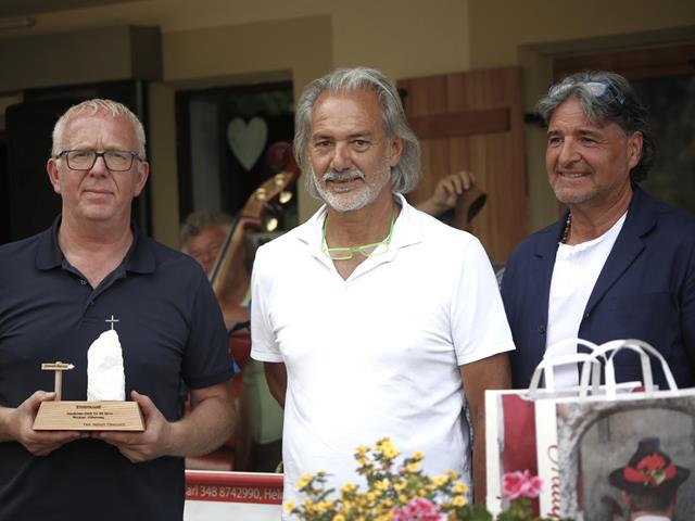 40-jahre-meraner-ho-henweg-ehrenknott-fu-r-fam-ellmenreich-links-mit-thomas-knoll-mgm-mitte-und-klaus-mair-tv-pra-sident-dorf-tirol-r-i-b-foto-karin-thaler