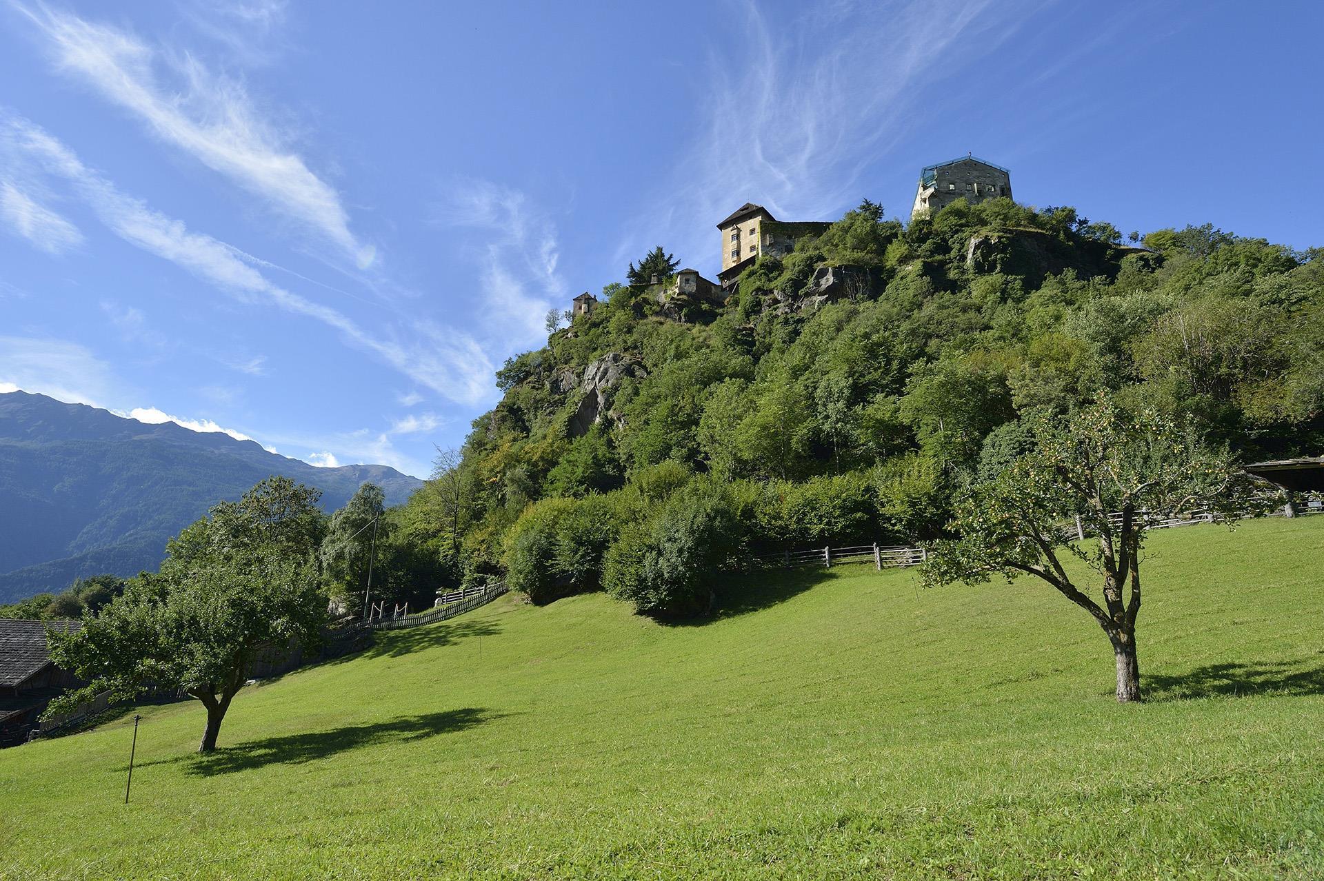 Schloss Juval Naturns - Reinhold Messner Mountain Museum Ansicht vom Obstgarten