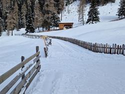 Winter hiking train in Tall