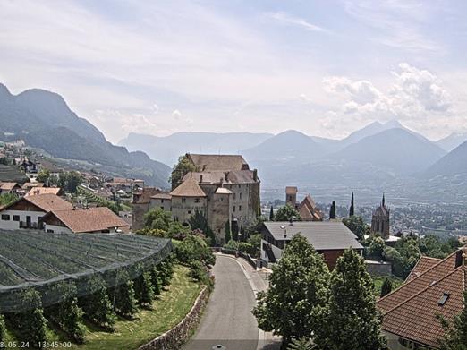 Vista sul Castello di Scena, in fondo Val d'Adige