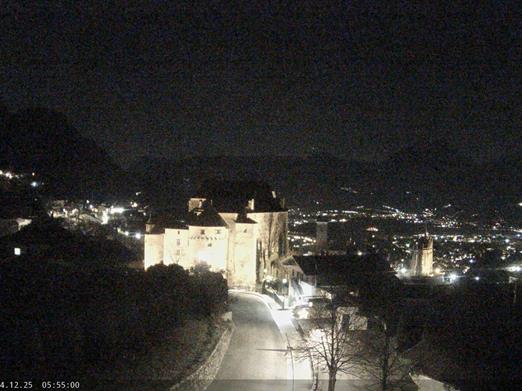 Blick auf Schloss Schenna, im Hintergrund das Etschtal