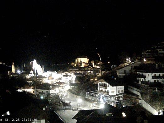 Blick auf das Dorfzentrum, im Hintergrund Hahnenkamm