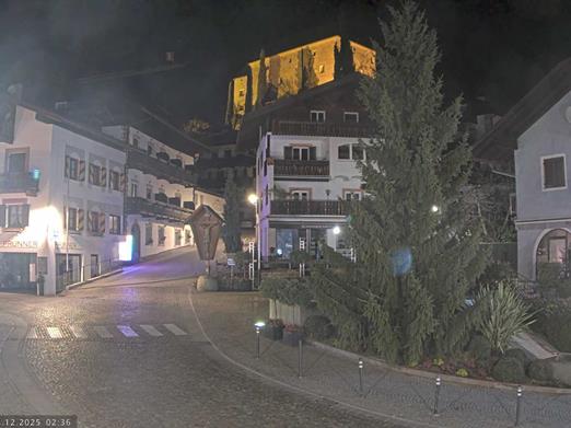 Ortszentrum von Schenna - Schlossweg mit Blick auf Schloss Schenna