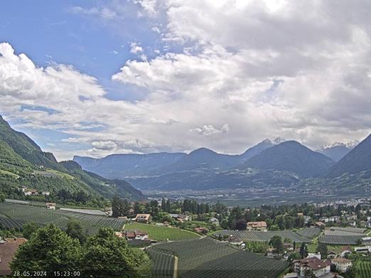Outdoor swimming pool Lido Scena - View towards Maia Alta/Merano and Etschtal, in the background Laugenspitze