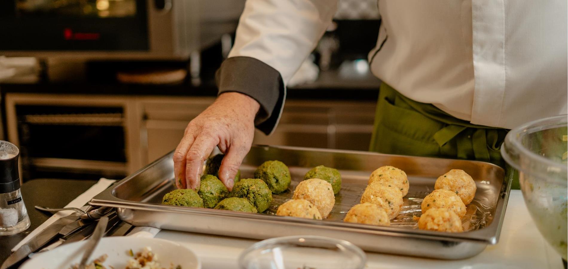 Kasnocken e canederli agli spinaci con erba cipollina e burro alla salvia