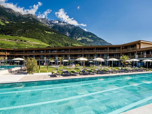 2-hotel-prokulus-25m-sportbecken-mit-bergpanorama