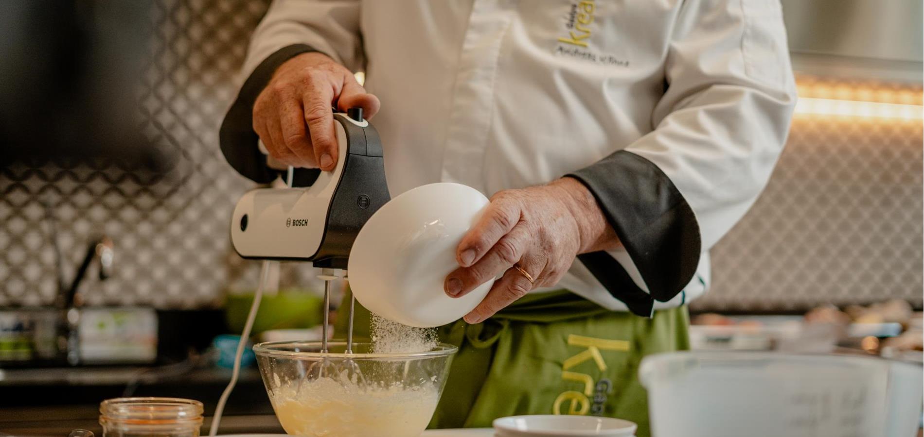 Tortino ai semi di papavero e noci con composta di mele e delicata spuma di mele