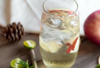 Apfel-Wildkräuter-Cocktail