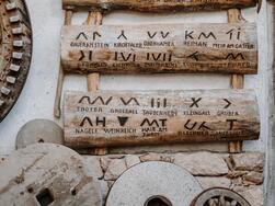 Oggetto ritrovato - I  marchi nel legno di Foiana