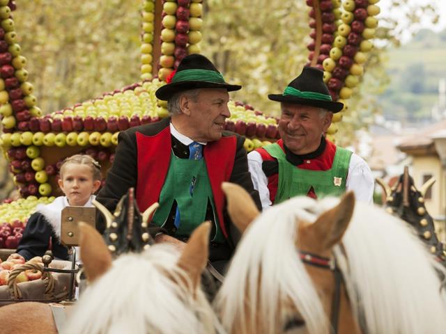 Tradition & Geschichte - Apfelkrone beim Festumzug- Marling - Strimmer Roland