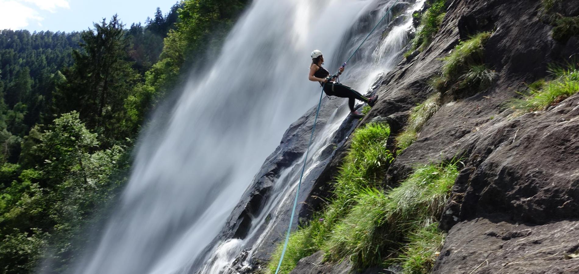 Der Natur ganz nah – Abseilen am Partschinser Wasserfall