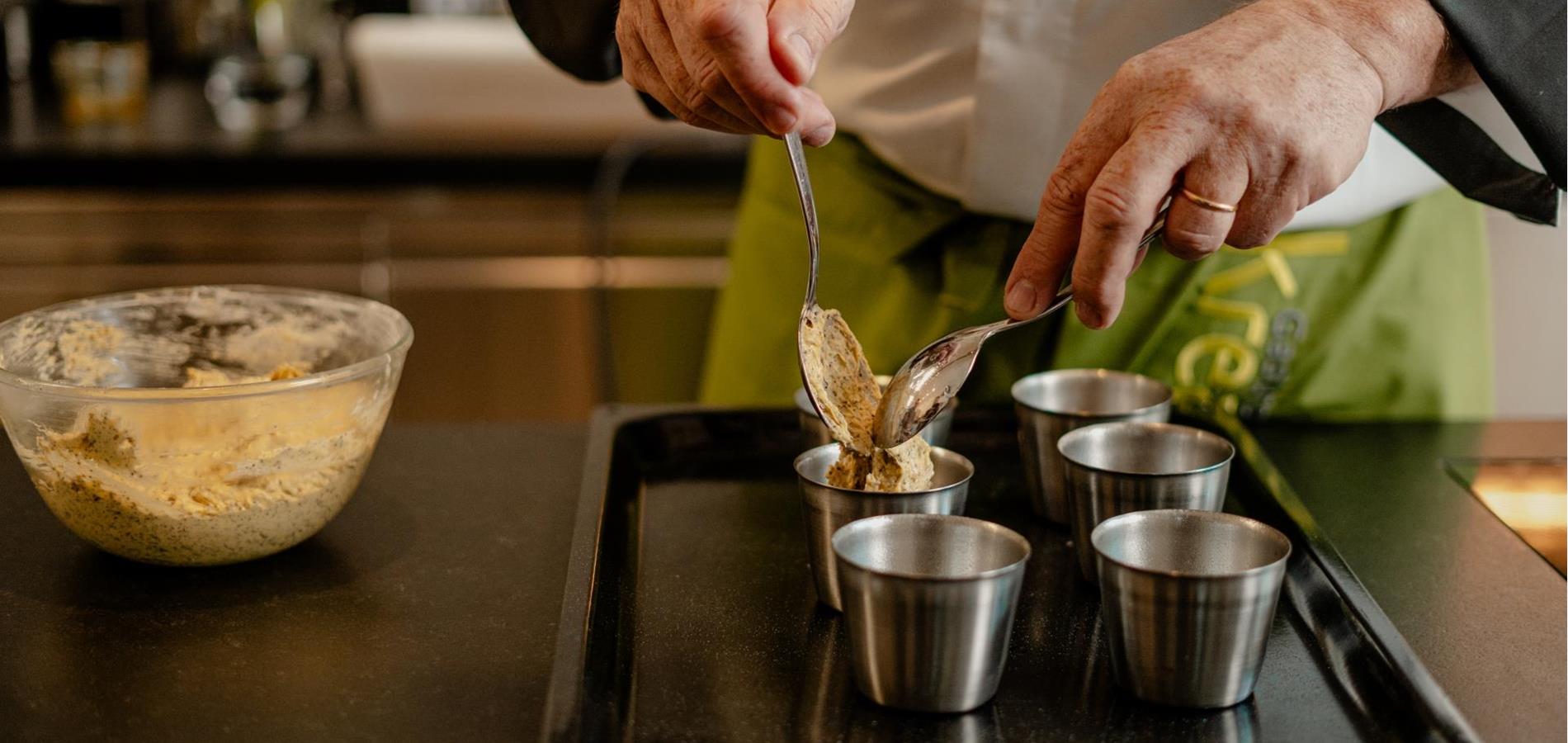 Tortino ai semi di papavero e noci con composta di mele e delicata spuma di mele