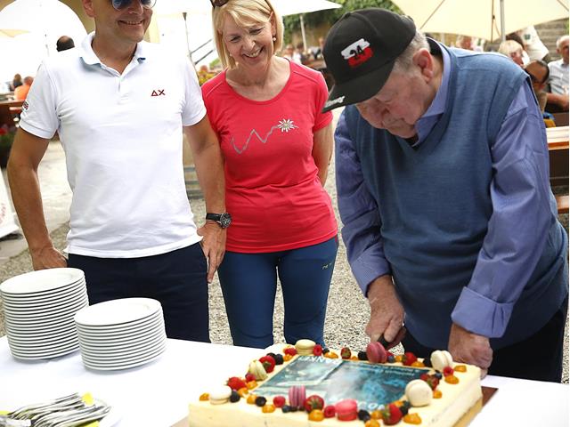 40-jahre-meraner-ho-henweg-anschnitt-der-jubila-umstorte-durch-robert-scho-nweger-foto-karin-thaler