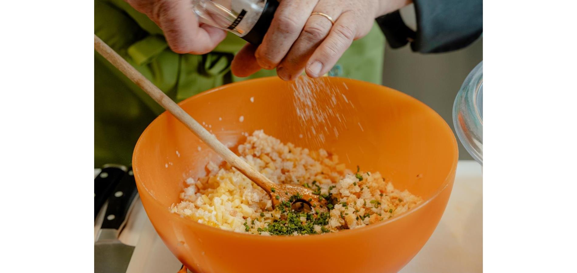 Kasnocken e canederli agli spinaci con erba cipollina e burro alla salvia